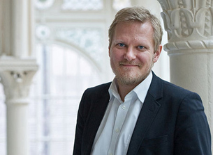 演出のカスパー・ホルテン