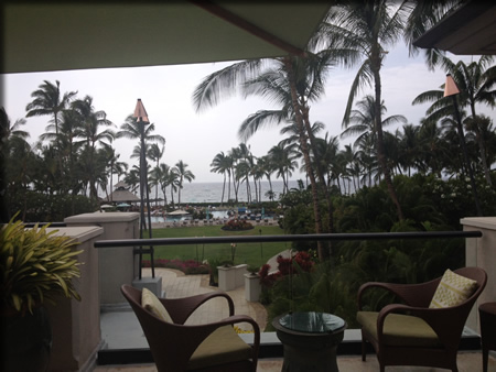 ホテルのロビーから海を臨む