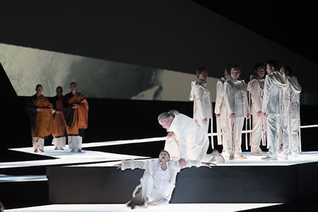 3人の僧と死なせてくれと哀願するアンフォルタスを
なだめるグルネマンツ