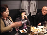 料理を取り分け中・・