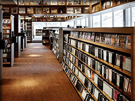 鶯谷書店のCDコーナー 