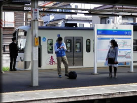 駅でスマホを・・