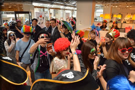 F.T.C店内で列を成す人々