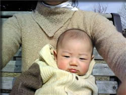 ハハの膝で・・