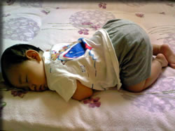 息子のお昼寝ポーズ