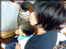 神妙な顔つきで・・