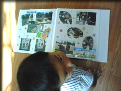 アルバムを見る息子様