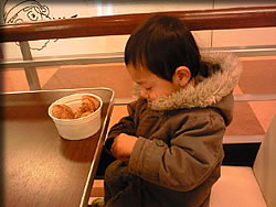 泣くのを我慢して・・