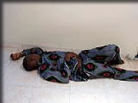 ふて寝する大工