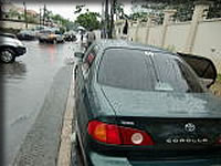 舗道に救出されたカローラ