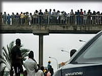 歩道橋の上の野次馬
