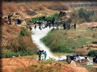 水たまりで遊ぶ子供たち