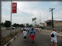 会場に向かって歩く人たち