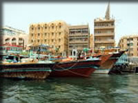 水路を船で移動