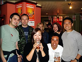 パブで友人たちと