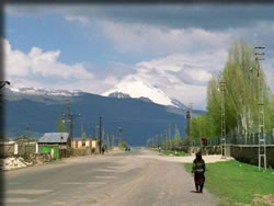 ドゥバヤジットの街とアララト山
