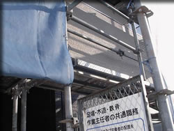 ベージュのベランダ?