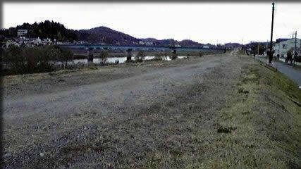 スタート＆ゴールの家の前の堤防