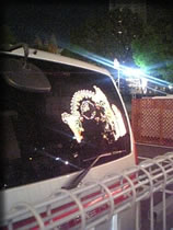 車のリアガラスに映りこんだイルミ