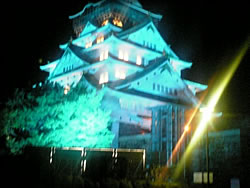 天守閣のブルーライトアップ