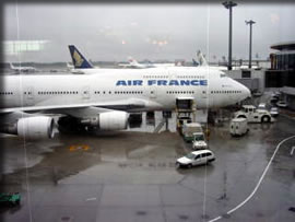 雨の成田空港AF２７５便