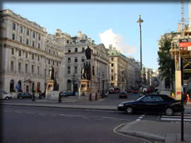 道路中央にモニュメント