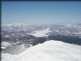 北：氷の桧原湖と朝日連峰