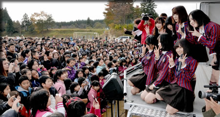 ＡＫＢに歓声　新地で復興支援ミニライブ