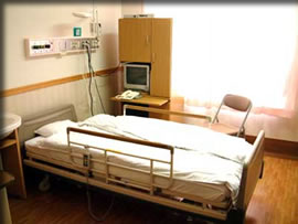 病室で