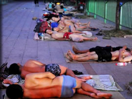 横になっている・・