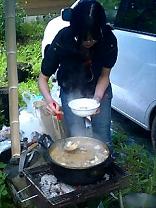 大雨の中、身体温まるトン汁！