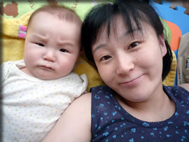 眉間にしわをよせる