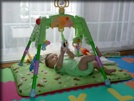 足で遊んじゃうもんね