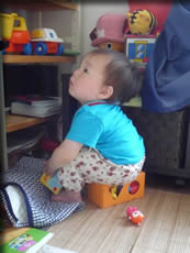 椅子に座るひびさん