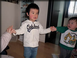 おて~て~ つないで~♪