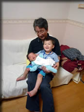 ダジィとひびさんでカナトを抱っこ☆