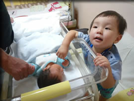 カナトと手をつなぐひびさん