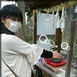 石をなでなで・・