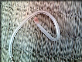 クリップを通す管