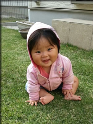 芝生でお座り☆