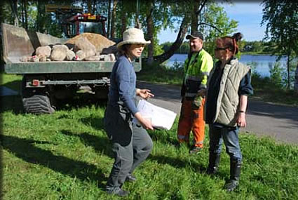 ショベルカーに運ばれてきた大石