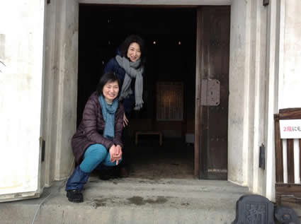 会場で待つ丸山芳子さん