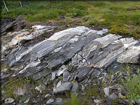 ストライプ状に見える地層