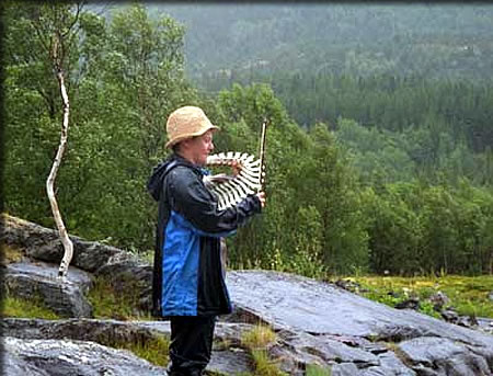 動物の骨でつくった楽器を奏でるエリン