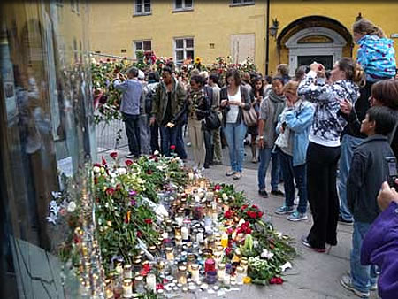 献花をする人々