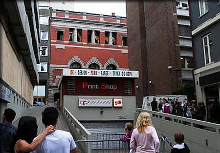 荒れたままの茶色いビルの窓やカーテン