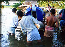 水に浸かって動けないリキシャ