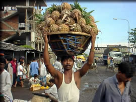 ダッカのフルーツ売り