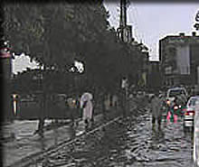 アーロン本店前