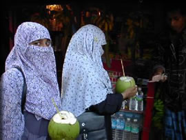 ジュースを飲む女性